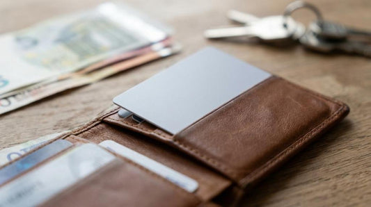 Guide: Montering af en ultratynd tracker i pung, nøglering og kuffert