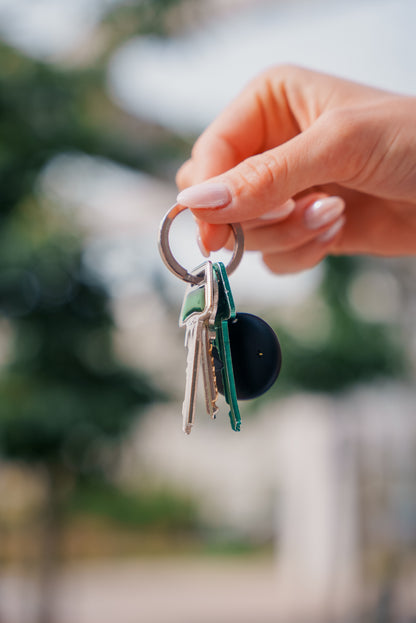 Locato Thin Tracker gør det nemt at holde styr på dine vigtigste ejendele. Den ultratynde tracker fungerer med Apples Find My-netværk og har udskifteligt batteri, så du altid kan finde dine ting – uden bekymringer.

Kompatibel med Apple Find My
Super tyndt design – perfekt til pung, taske eller nøgler
Udskifteligt batteri (CR2032)
Lang levetid og pålidelig sporing
Aktivering med SIRI eller app
IP 65