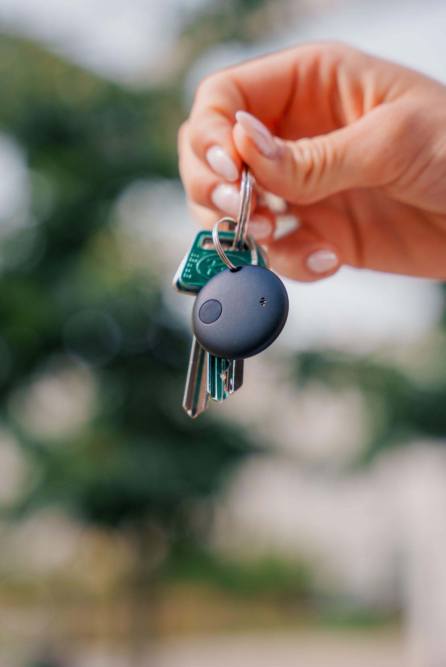 Locato Thin Tracker gør det nemt at holde styr på dine vigtigste ejendele. Den ultratynde tracker fungerer med Apples Find My-netværk og har udskifteligt batteri, så du altid kan finde dine ting – uden bekymringer.

Kompatibel med Apple Find My
Super tyndt design – perfekt til pung, taske eller nøgler
Udskifteligt batteri (CR2032)
Lang levetid og pålidelig sporing
Aktivering med SIRI eller app
IP 65