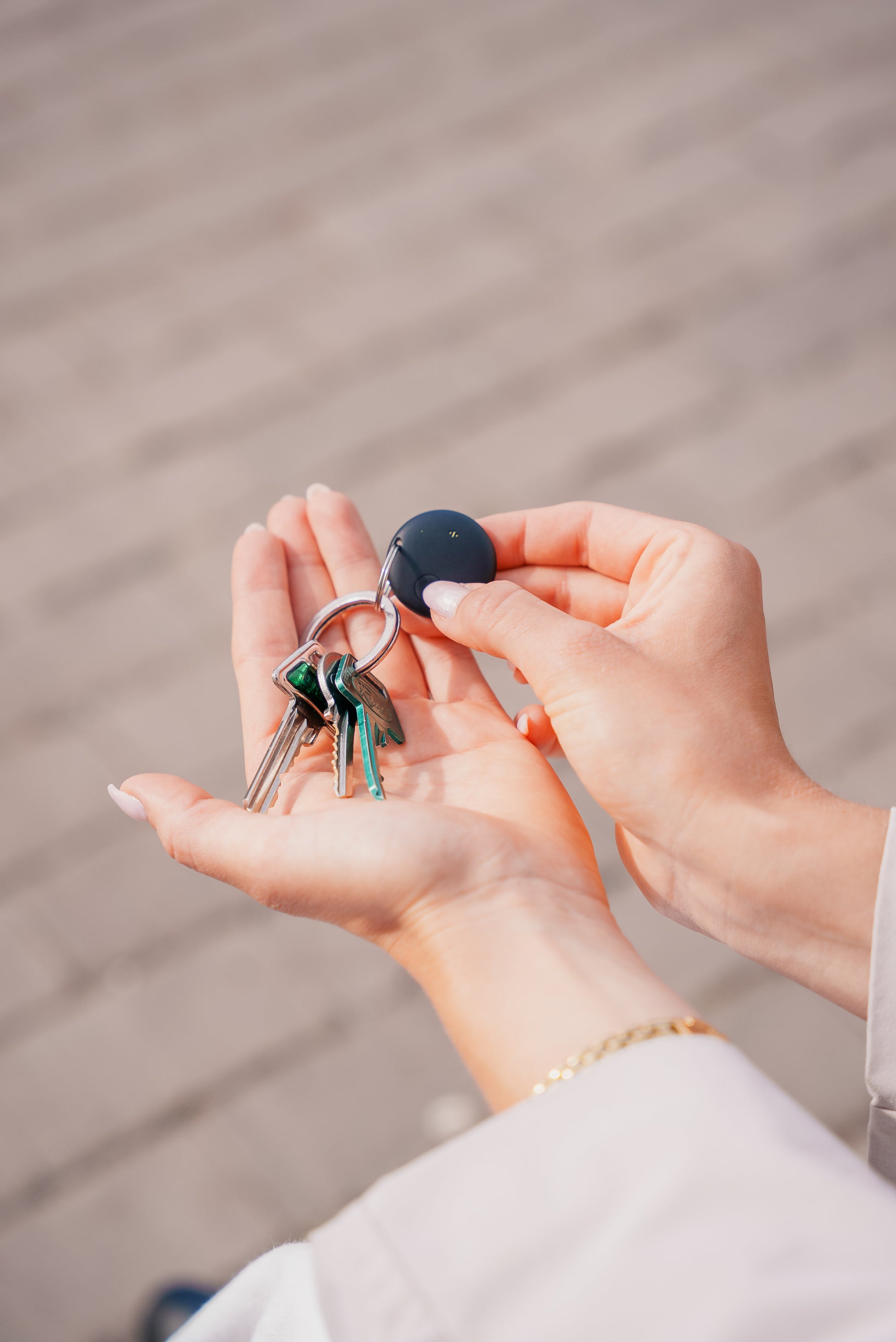 Locato Thin Tracker gør det nemt at holde styr på dine vigtigste ejendele. Den ultratynde tracker fungerer med Apples Find My-netværk og har udskifteligt batteri, så du altid kan finde dine ting – uden bekymringer.

Kompatibel med Apple Find My
Super tyndt design – perfekt til pung, taske eller nøgler
Udskifteligt batteri (CR2032)
Lang levetid og pålidelig sporing
Aktivering med SIRI eller app
IP 65