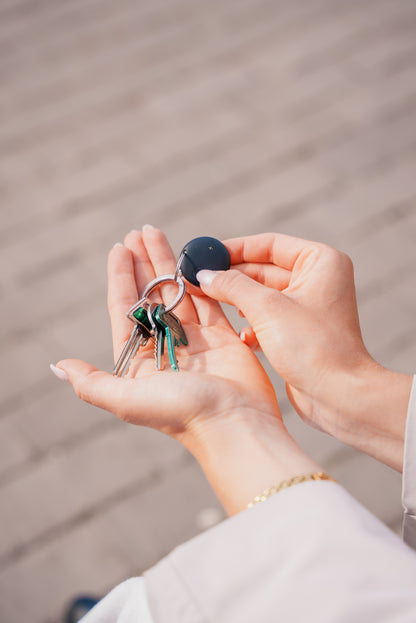 Locato Thin Tracker gør det nemt at holde styr på dine vigtigste ejendele. Den ultratynde tracker fungerer med Apples Find My-netværk og har udskifteligt batteri, så du altid kan finde dine ting – uden bekymringer.

Kompatibel med Apple Find My
Super tyndt design – perfekt til pung, taske eller nøgler
Udskifteligt batteri (CR2032)
Lang levetid og pålidelig sporing
Aktivering med SIRI eller app
IP 65